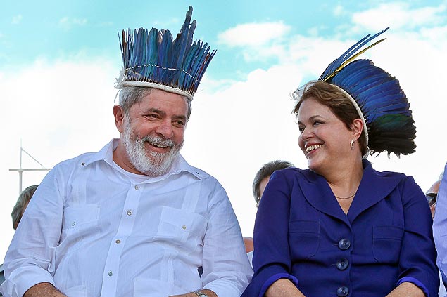 O ex-presidente Lula e a presidente Dilma Rousseff com os cocares que ganharam de Apurinã em inauguração da Ponte Rio Negro.