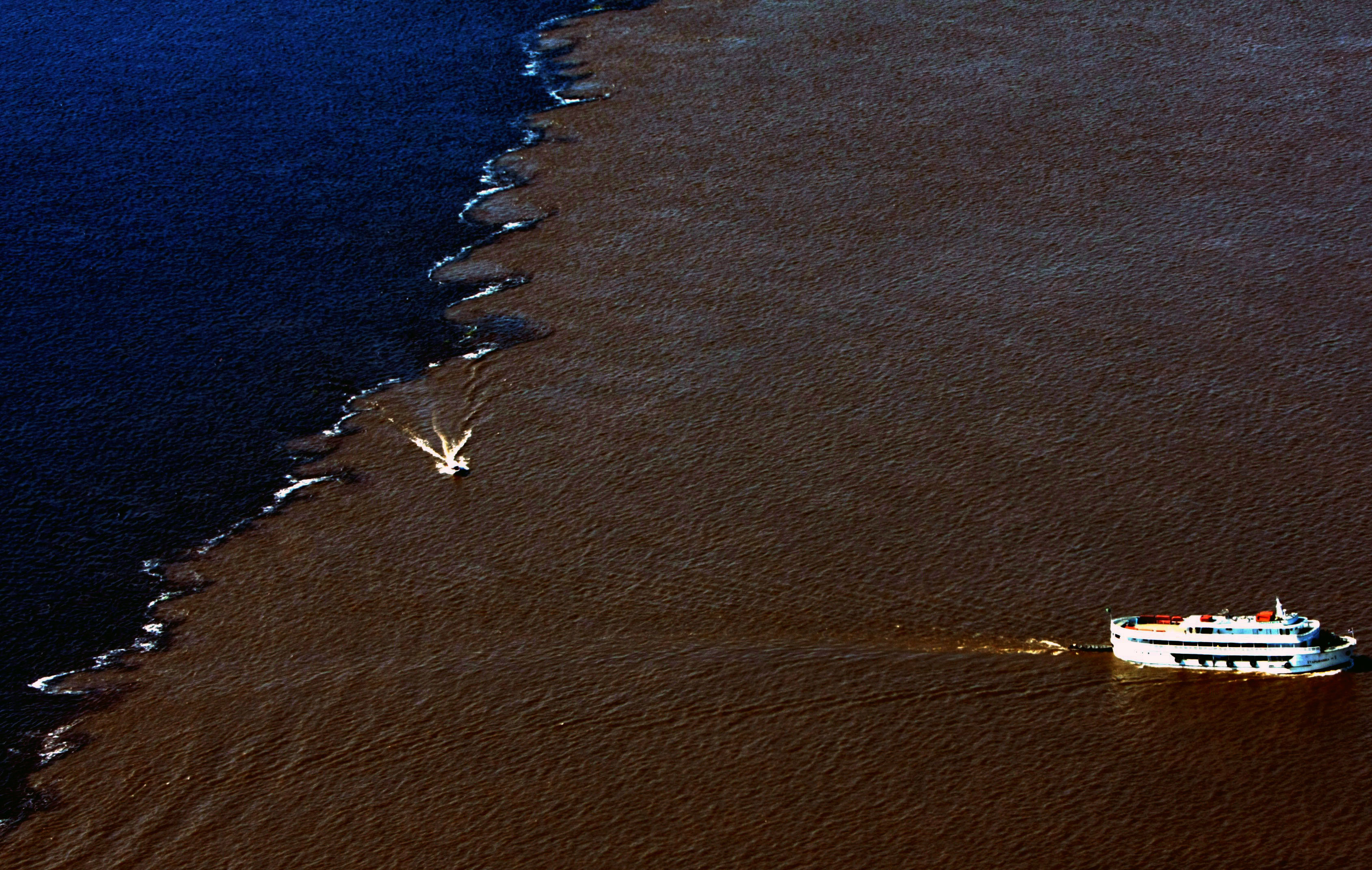 No encontro das águas dos rios Negro e Solimões, em Manaus,  a vazão média é de 3,8 trilhões de metros cúbidos por ano. (Foto: Alberto César Araújo/FotoAmazonas)