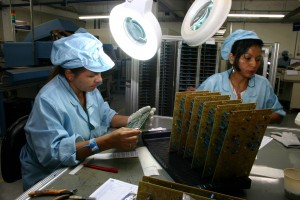 Funcionárias montam componentes de placas em fábrica de Manaus (Foto: Alberto César Araújo)