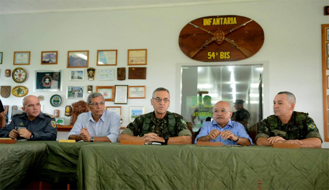 O general Eduardo Villas Bôas (no centro) preside a comissão de paz (Foto: Chico Batata/Agecom)