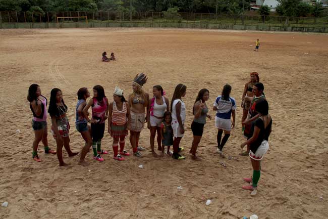 Mulheres da Índia disputam torneio de futebol e jogam de sari, Esportes