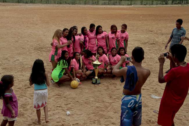 Mulheres da Índia disputam torneio de futebol e jogam de sari, Esportes