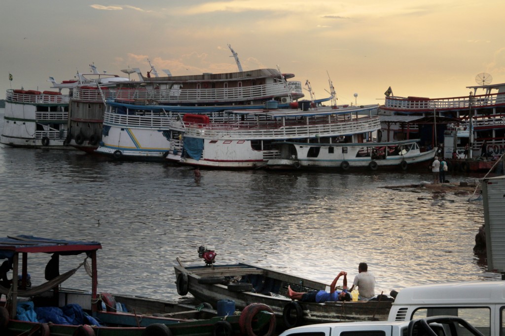 Embarcações no porto da Manaus Moderna (FotoAmazonas: Alberto César Araújo)
