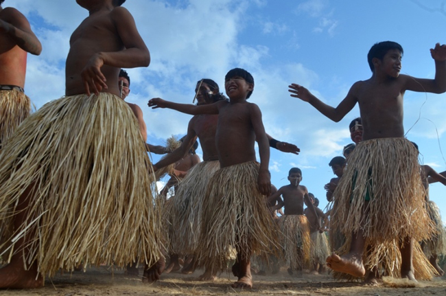 Povos indígenas Yawanawa durante o ritual Mariri, no Acre (Foto: Odair Leal/Amazônia Real)