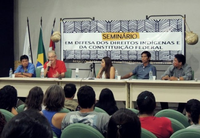 Encontro em 2013 reuniu professores, estudantes da pós-graduação e lideranças indígenas em defesa do ensino (Foto: Joana Rebouças/Pet)