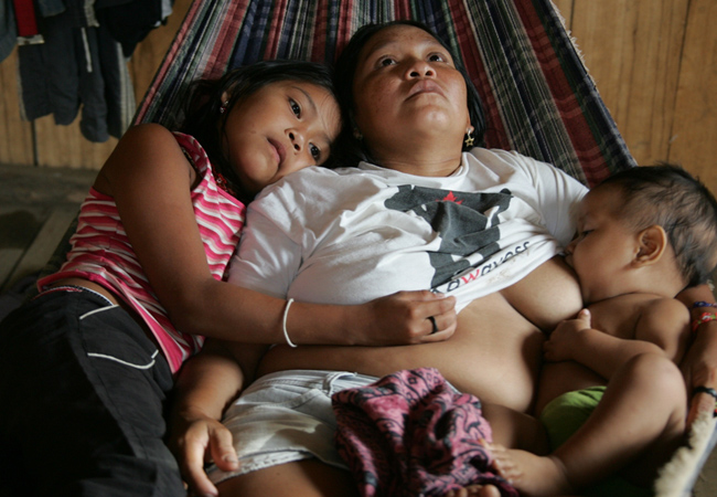 Mborep, a mãe Borehá e o bebê Thiago: febre alta (Foto: Odair Leal/AR)