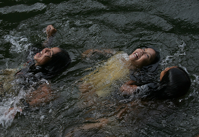 Crianças brincam no igarapé do rio Açuã (Foto: Odair Leal/AR)