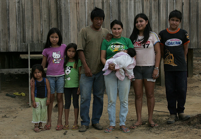 Anaíndia, Poteí, Morangüi, Puren, Maitá com Shakira no colo, Kunhavê e Kuãimbu (Foto: Odair Leal/AR)