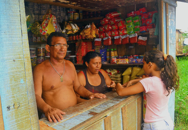 O comerciante Osmarino Ribeiro, morador da rua São Francisco (Foto: Elisa Estronioli/AR)