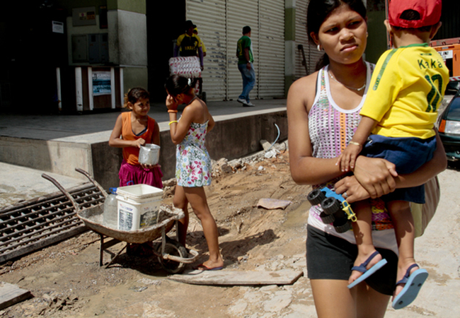 Moradores da zona Leste coletando água no bairro Jorge Teixeira. Foto: Alberto Cesar Araújo/FotoAmazonas