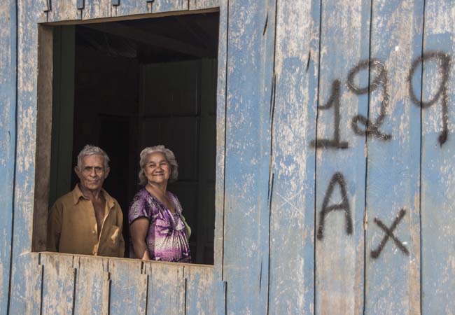 Em Nazaré o casal sobrevive com renda do governo. (Foto: Marcela Bonfim/AmReal). 