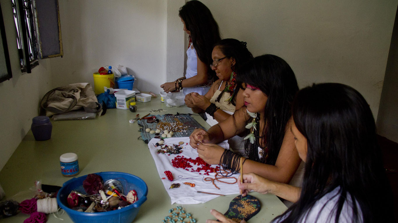 O trabalho das mulheres Sateré-Mawé artesãs na associação (Foto: Alberto César Araújo/Amreal)