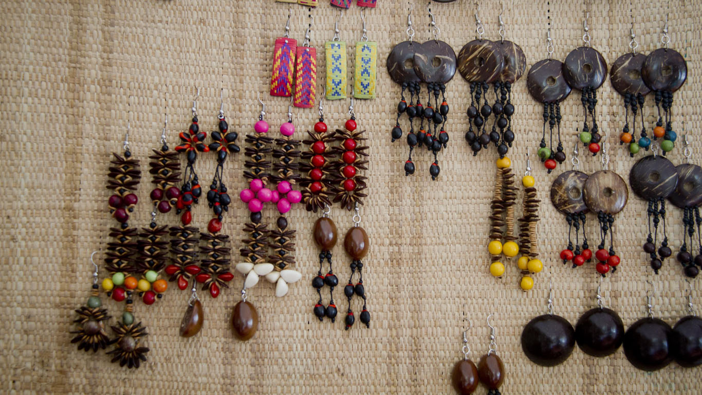 Brincos confeccionados com sementes, madeiras e fibra vegetal (Foto: Alberto César Araújo/Amreal) 