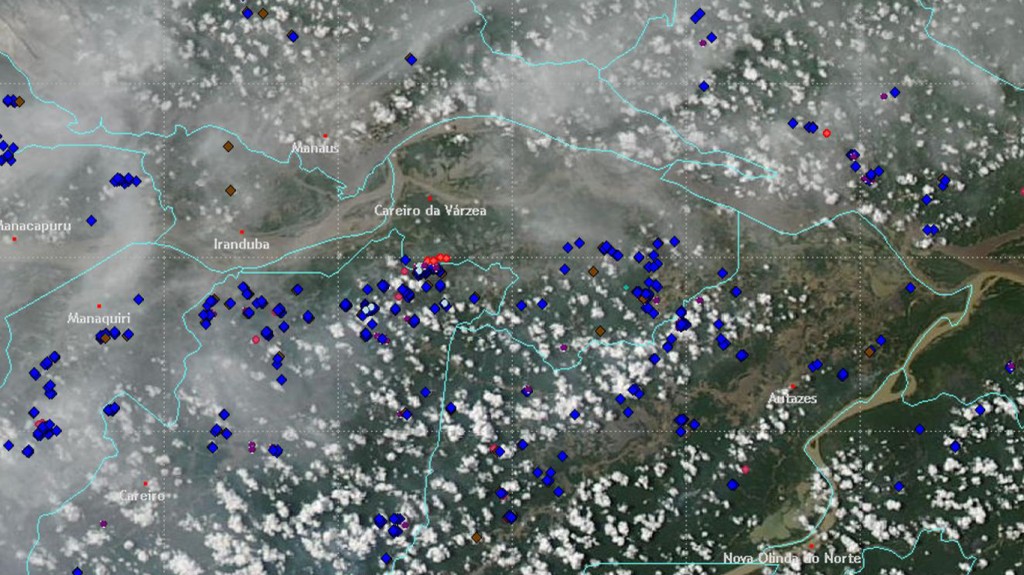 A foto do satélite AQUA da NASA (sensor MODIS) recebida pelo INPE, mostra as nuvens de fumaça decorrentes da queima da vegetação na região próxima a Manaus (01/10/2015).