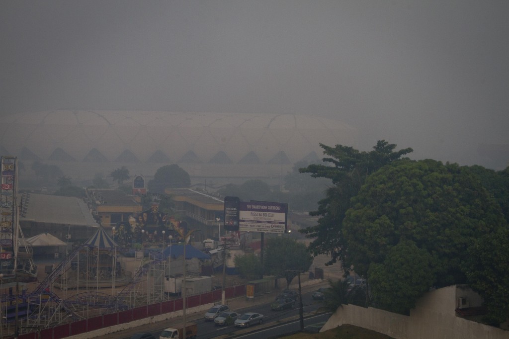 A Arena da Amazônia encoberta pela fumaça em Manaus (Foto:Alberto César Araújo)