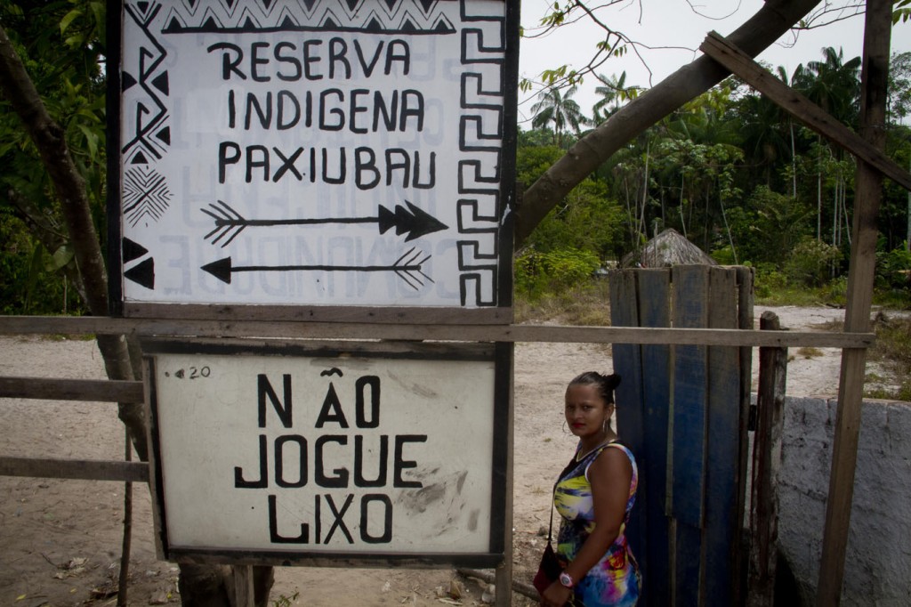 Digliane Almeida Gomes,  indígena sateré mawé viúva na entrada da ocupação Paxiubau (Foto: Alberto César Araújo/Amreal)