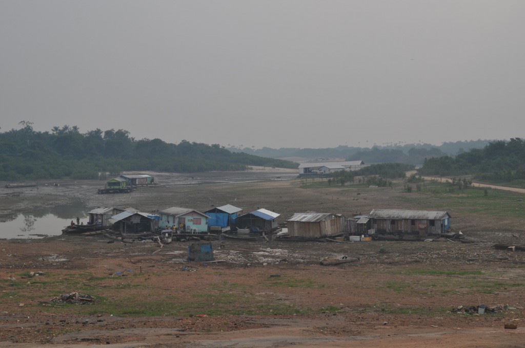O rio Negro secou rapidamente em Cacau Pirera, que também foi atingida pela fumaça (Foto: Carlos Durigan/AmReal)