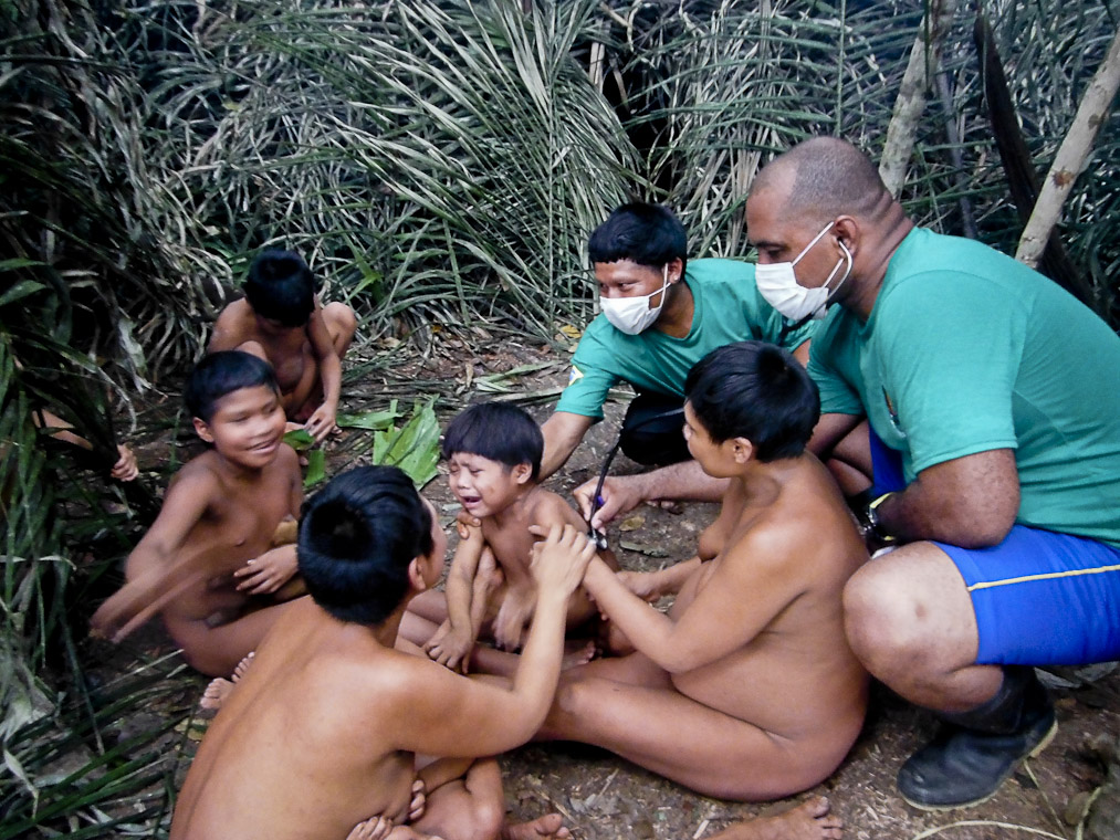 Indígenas Korubo contatados recebem atendimento. (Foto: Funai)
