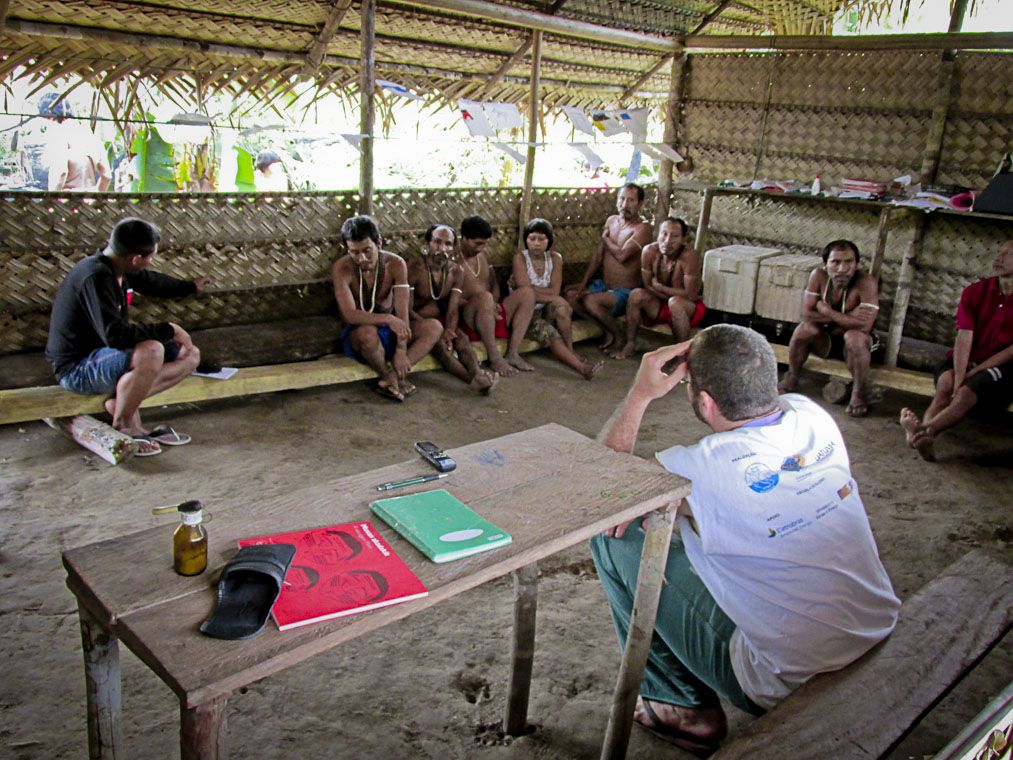 Equipe da Funai e Lideranças Matís na aldeia Todowak (Foto: Acervo CGIIRC/Funai/2014)