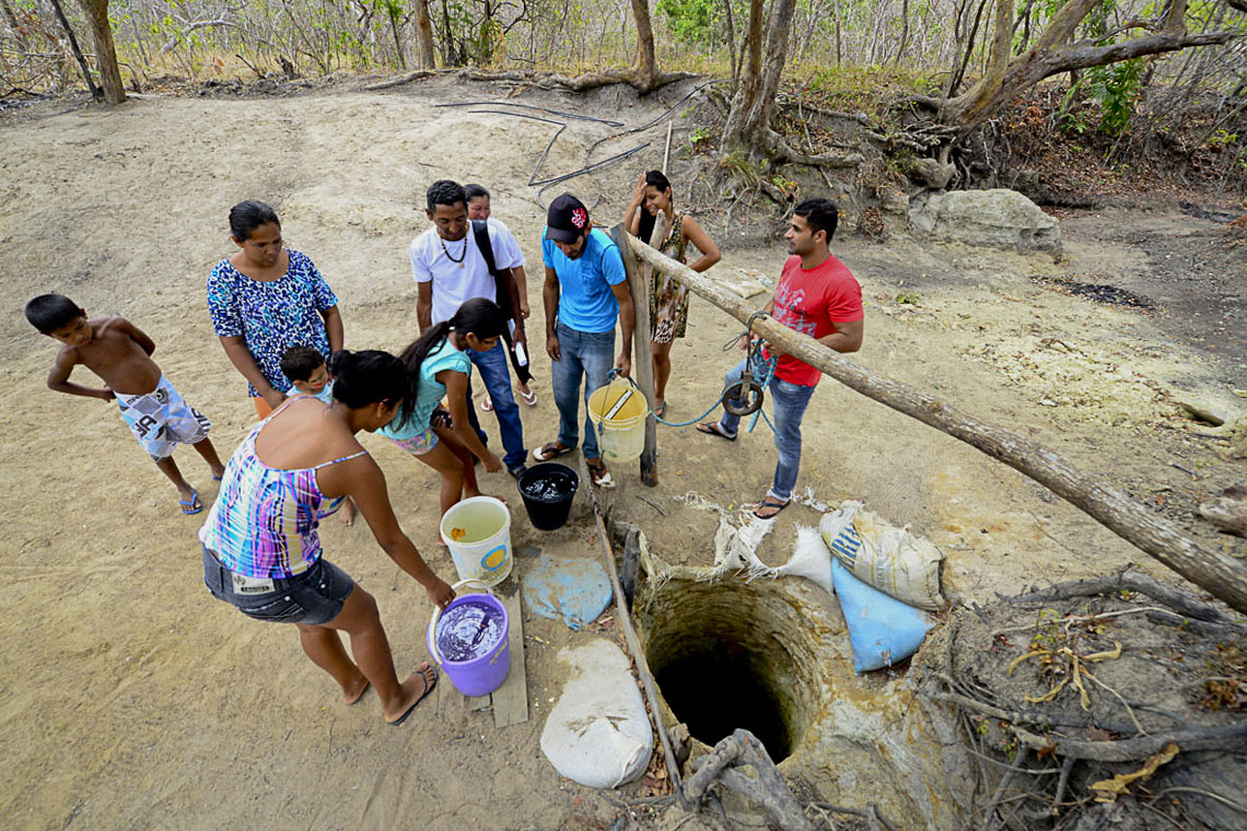 Indígenas cavaram um poço em busca de água. (Foto: Jorge Macêdo/AmReal)