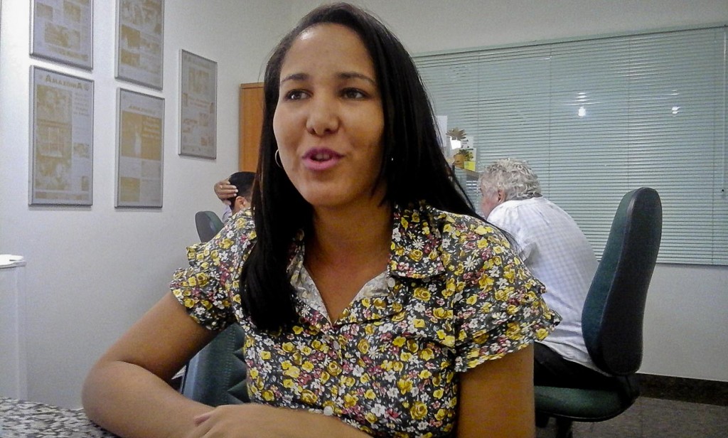 A estudante Natália Figueiredo cumpre uma jornada dupla para melhorar a renda (Foto: Ana Aranda/AmReal)