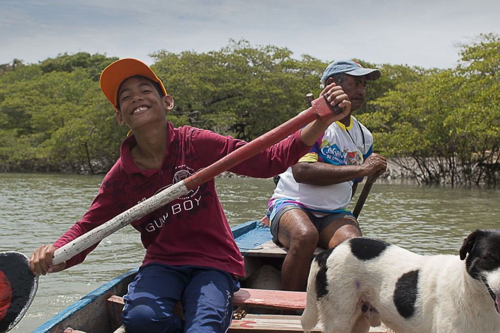 Gabriel Diniz, 11 anos, acompanha o avô, Seu Peó, condutor de turistas na cidade de Alcântara, no Maranhão. (Foto: Ana Mendes/AmReal)