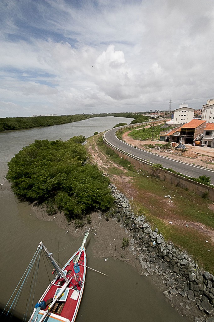 Na avenida Quarto Centenário a obra incompleta do PAC,  que aterrou o manguezal as margens do Rio Anil, São Luís. (Foto Ana Mendes/AmReal)