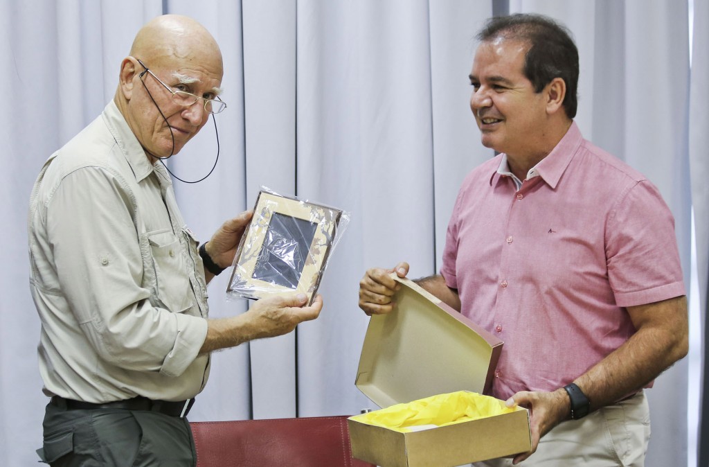 Sebastião Salgado foi recebido em Rio Branco pelo governador Tião Viana. (Foto: Gleison Miranda/Secom-AC)