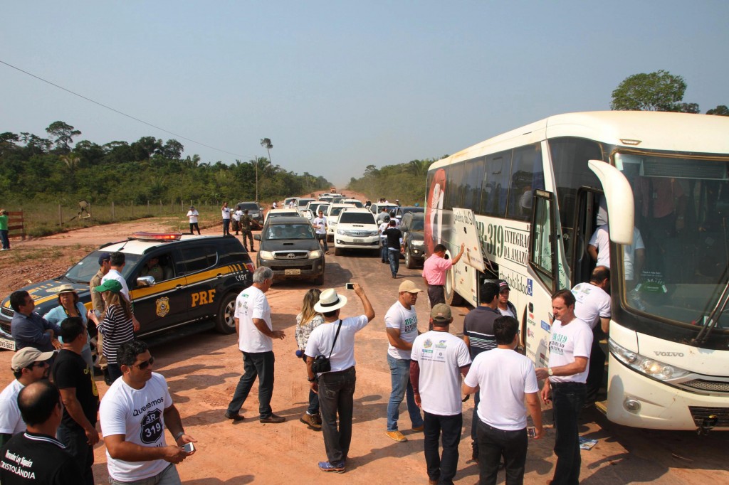 Políticos do Amazonas e de Rondônia durante caranava na BR 319, em 2015. (Foto: ALE/RO) 