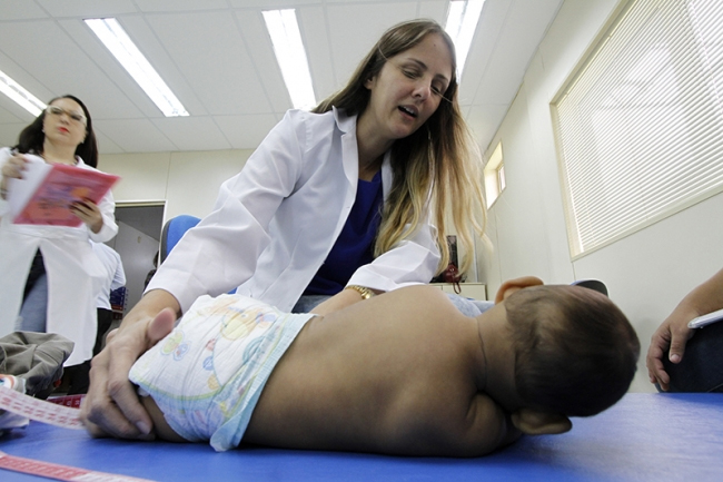 Criança com microcefalia em Pernambuco. (Foto: SES-PE)