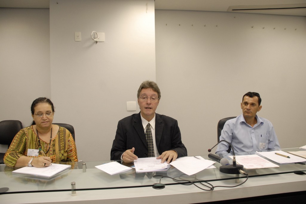 Na estão irmã Eurides Oliveira, o deputado Luiz Castro e o conselheiro Renato Souto  (Foto: Rubilar Santos/Aleam)