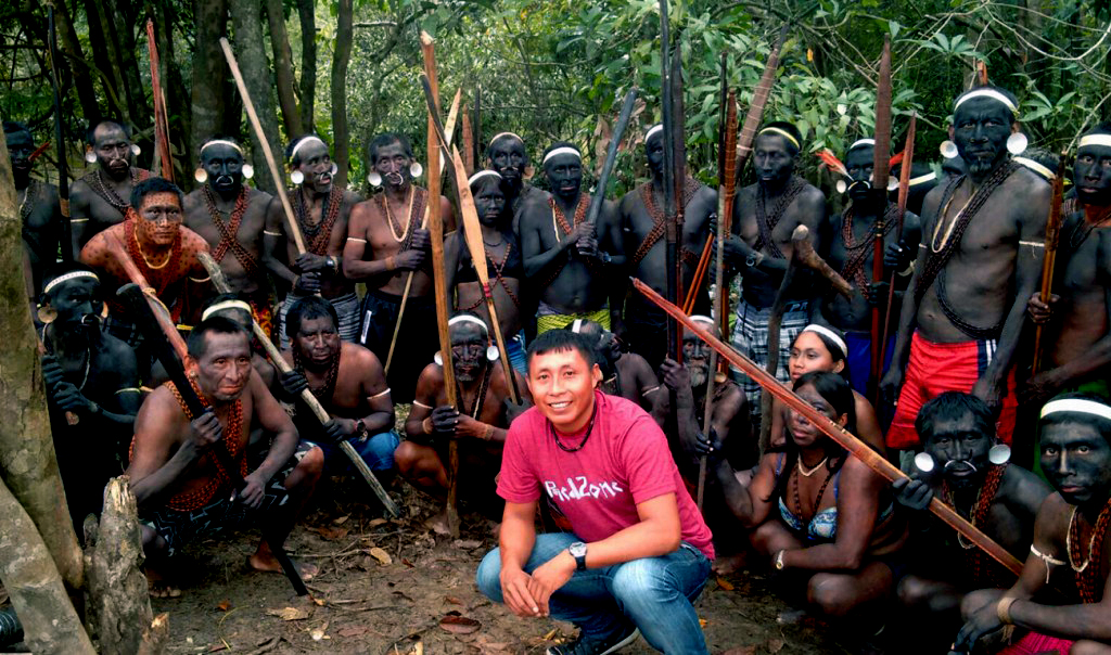 Marke  Matís com lideranças do seu povo no Vale do Javari (Foto: Aima)