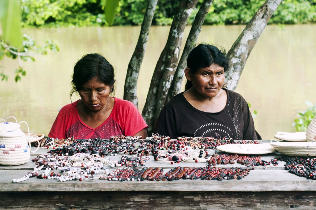 As mulheres Warao fazem artesanatos (Foto: Divulgação) 