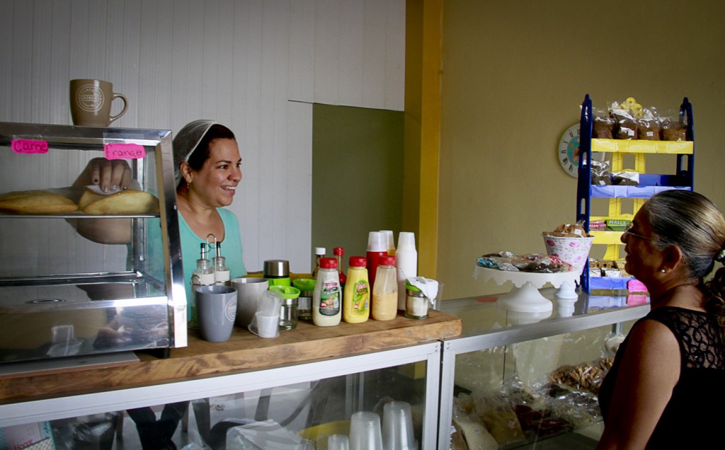 Karla Nieves connseguiu abrir o próprio negócio em Pacaraima (Foto: Alberto César Araújo/Amazônia Real)