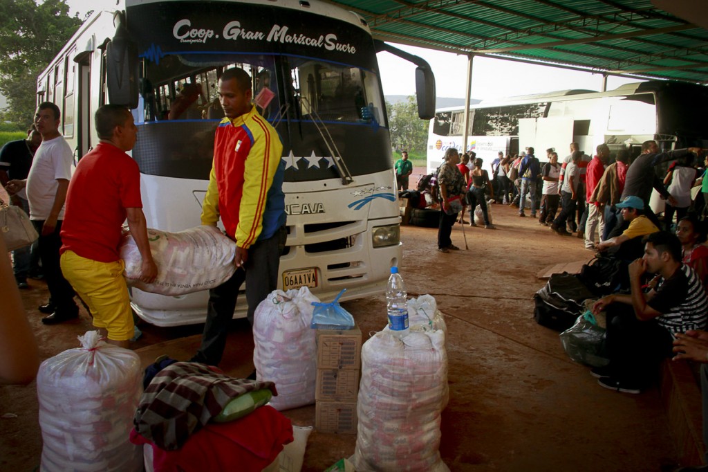 Imigrantes na rodoviária de Santa Elena do Uairén em junho (Foto: Alberto César Araújo/Amazônia Real)