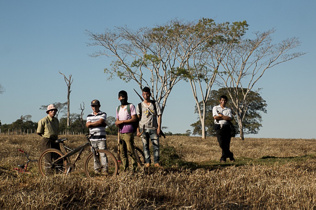 Índios Guarani-Kaiowá em Caarapó (Foto Ana Mendes-Cimi)