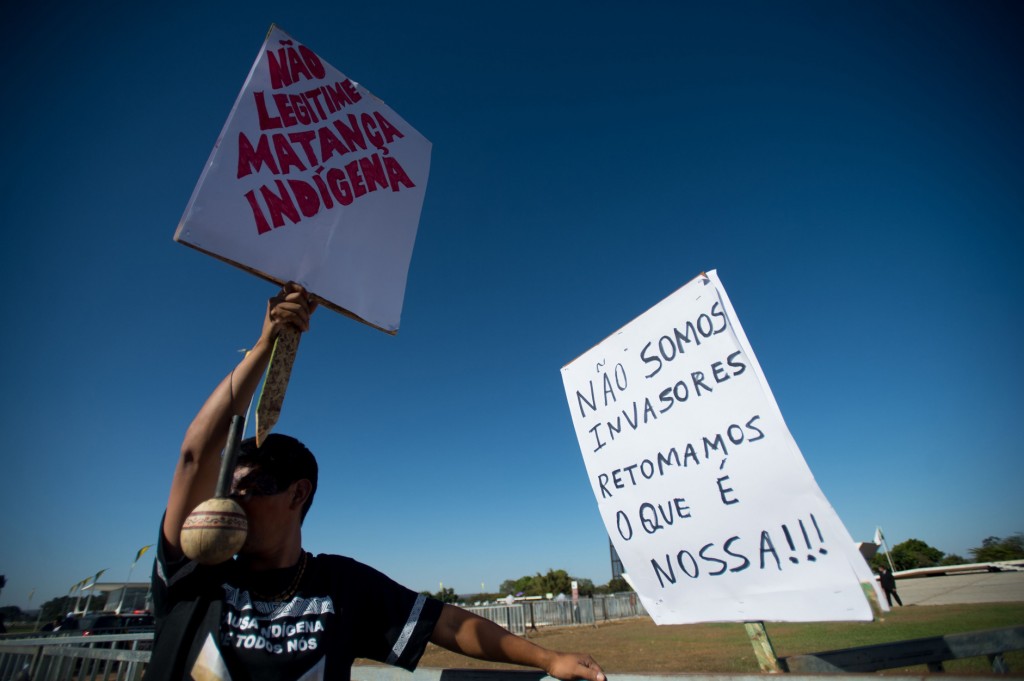 Índios Guarani-Kaiowá protestam em Brasília contra a violência e pela demarcação das terras (Foto: Marcelo Camargo/ABR)