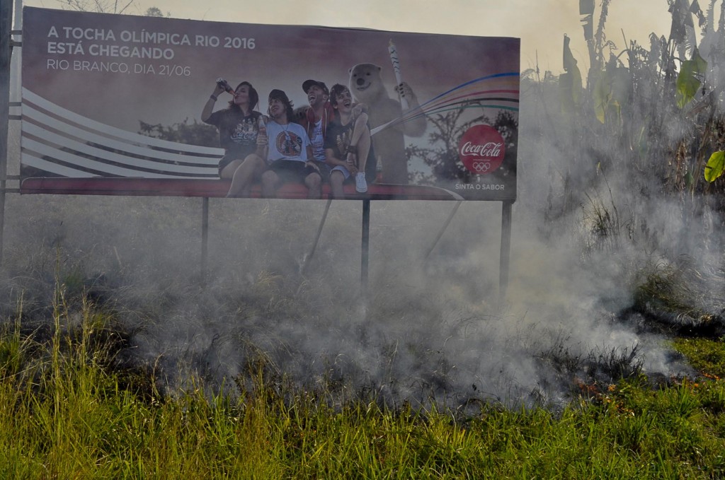A fumaça das queimadas encobre a cidade de Rio Branco (Foto: Odair Leal/Amazônia Real)