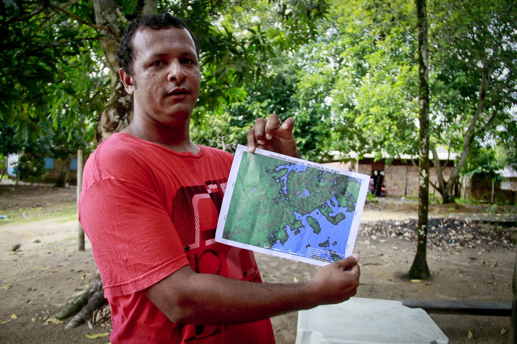 Seu William Oliveira mostra o mapa da RDS do Tupé. (Foto: Alberto César Araújo/Amazônia Real)