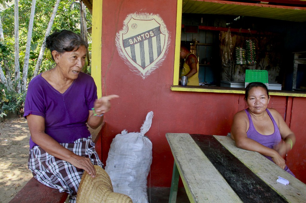 Dona Ana Lima e dona Eugênia, moradoras do Livramento. (Foto: Alberto César Araújo/Amazônia Real)