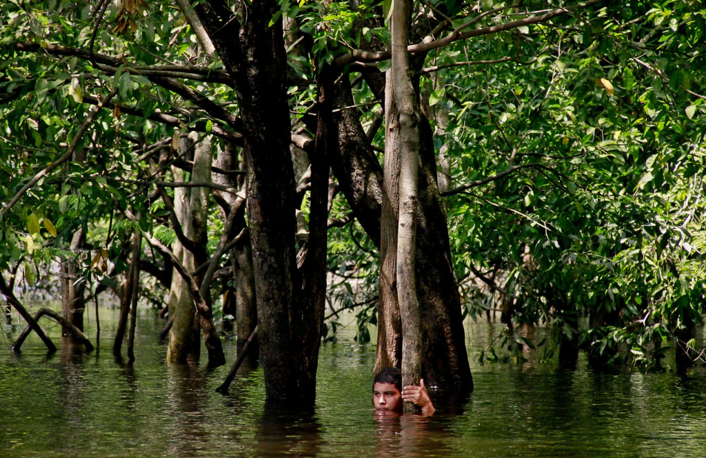 Morador da RDS do Tupé toma banho no igarapé Tarumã-Mirim, que deságua no rio Negro (Foto: Alberto César Araújo Amazônia Real)