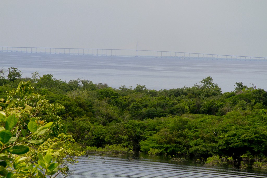 Na vista do Tupé a ponte Rio Negro, entre Manaus e Iranduba. (Foto: Alberto César Araújo/Amazônia Real)