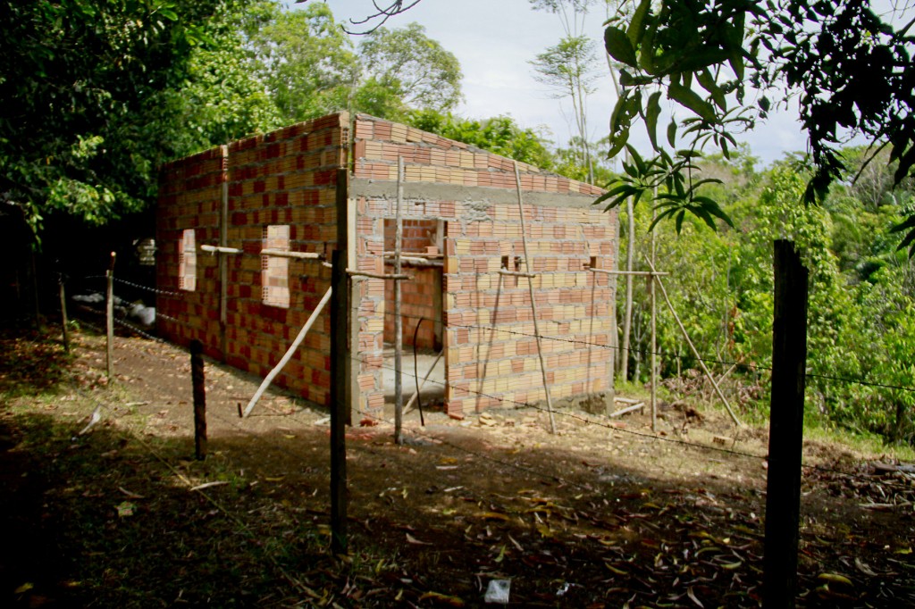 Construção de casa na comunidade do Livramento. (Foto: Alberto César Araújo/Amazônia Real)
