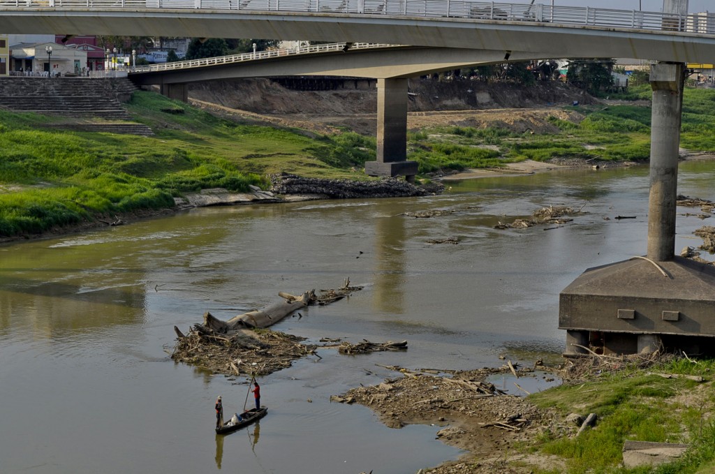 De uma margem a outro o rio Acre está em seu nível mais baixo em 45 anos (Foto: Odair Leal/Amazônia Real) 