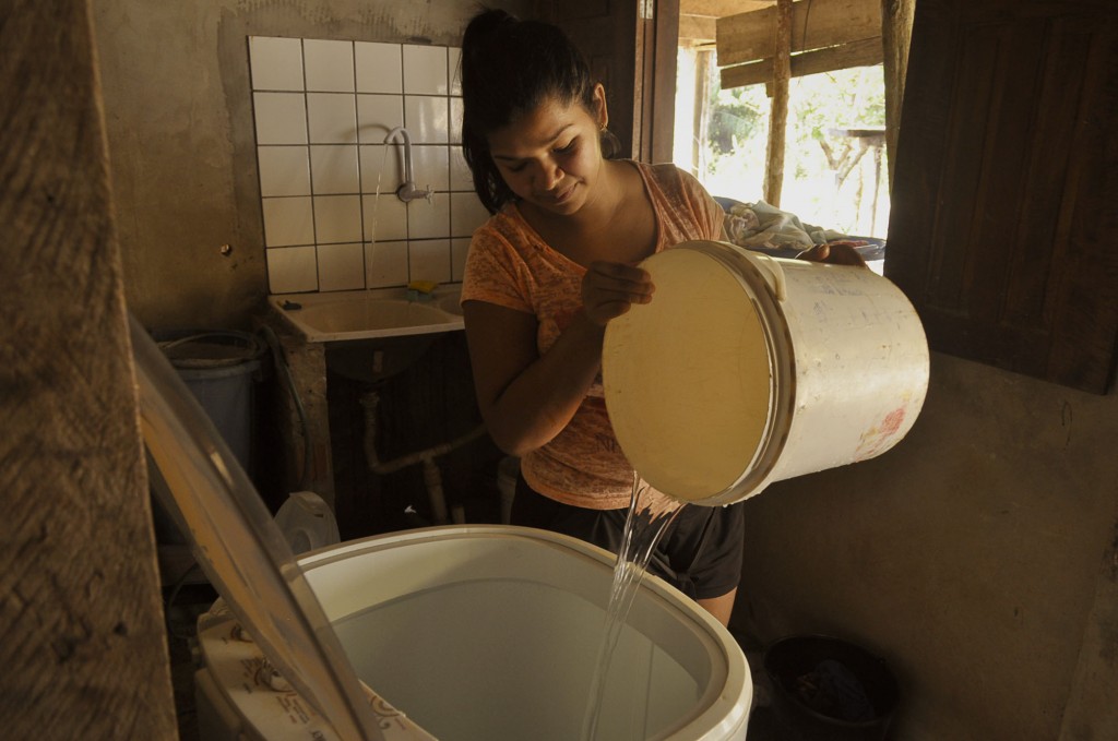 Francisca Adriano Torres enfrenta dificuldade para ter água em casa (Foto: Odair Leal/Amazônia Real)
