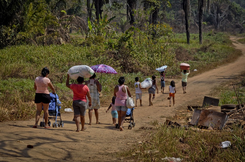 População em busca de água para lavar roupa em Rio Branco (Foto: Odair Leal/Amazônia Real)