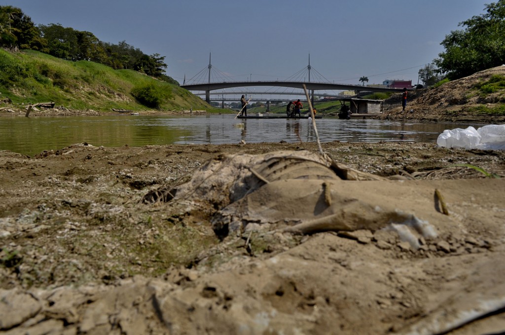Leito do rio Acre apresenta bancos de areia e poluição (Foto: Odair Leal/Amazônia Real)