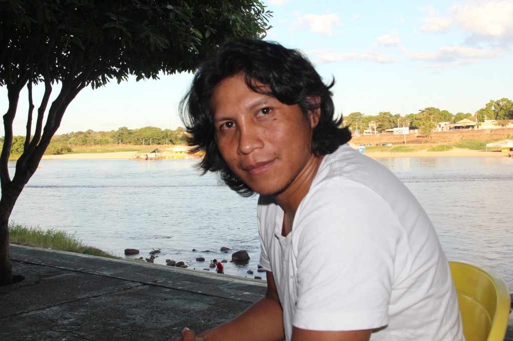 Ewésh Yawalapiti na beira do rio Araguaia, em Barra do Garças. (Foto: Marcelo Carnevale/Amazônia Real)