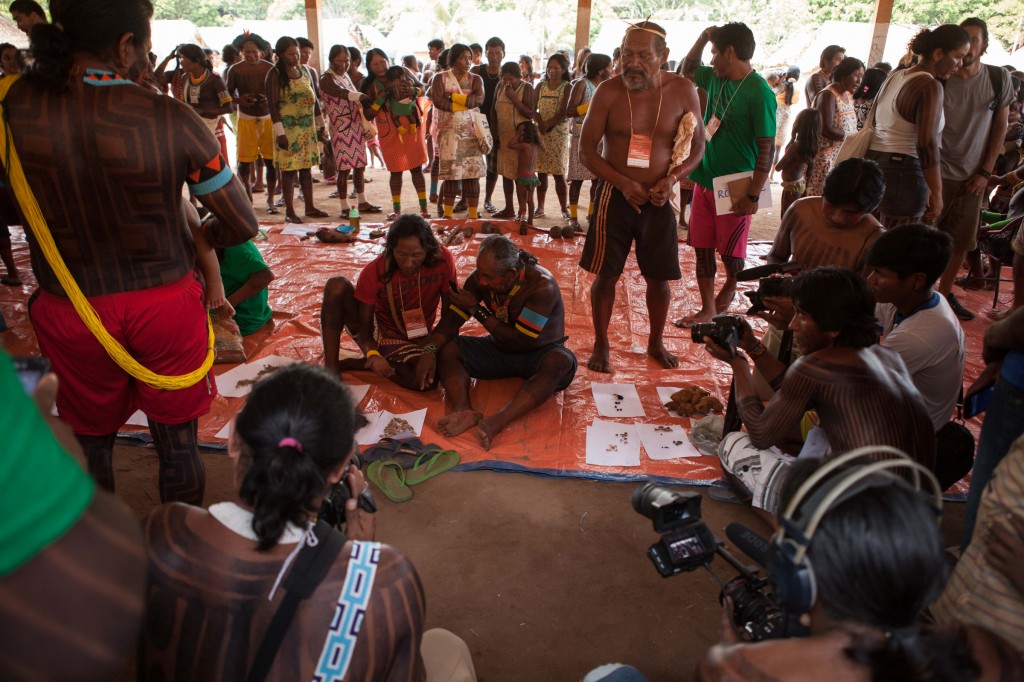 Participantes da Feira de de Sementes, na Ti Kayapó. (Foto/Simone Giovine/Associação Floresta Protegida)