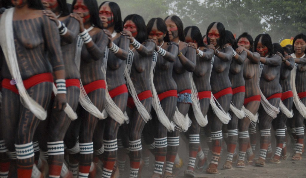Indígenas dançam durante a festa da Feira Mebengokré (Kayapó) de Sementes Tradicionais, na Aldeia Moikarakô, em 2012.(Foto: Adriano Jerozolimski/Associação Floresta Protegida) 